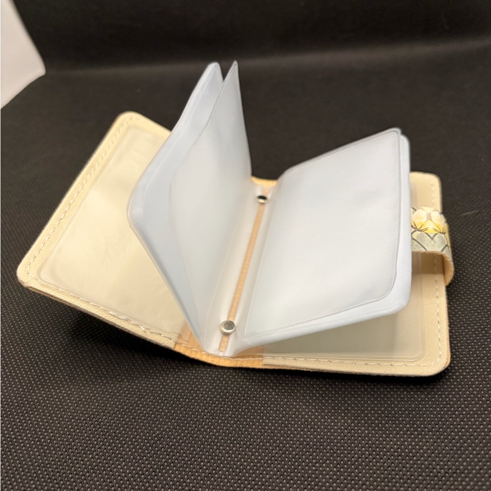 Floral Pattern Card Holder - White and Yellow - Picture 5 of 6